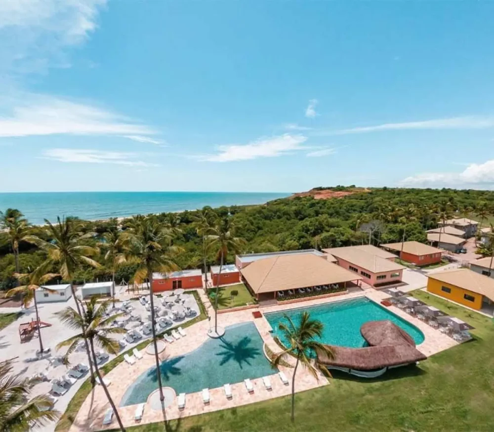 A praia do Asenza Beach Resort Hotel na Paraíba.