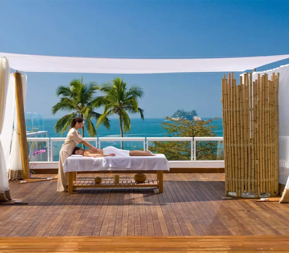 As massagens ao ar livre do Sofitel Jequitimar.